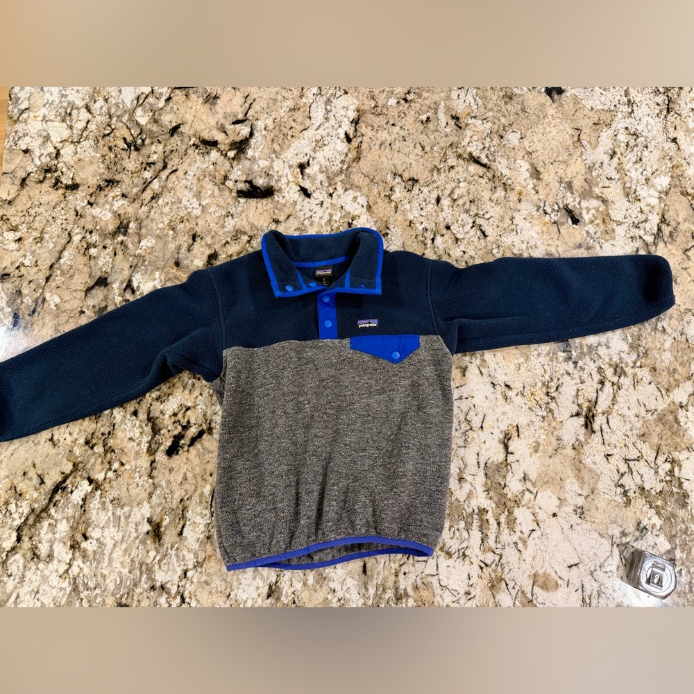 Youth Patagonia Navy and Gray Fleece Pullover, size S 7-8